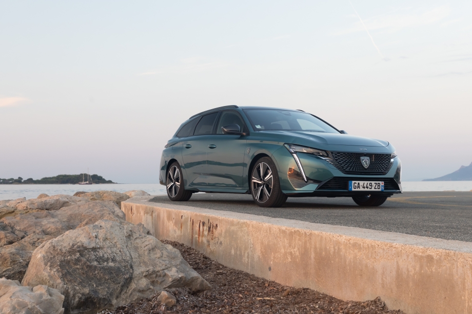 NUOVA PEUGEOT 308 SW PLUG-IN HYBRID 