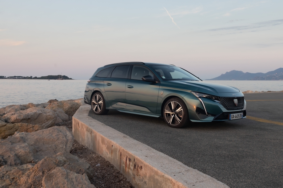 NUOVA PEUGEOT 308 SW PLUG-IN HYBRID 