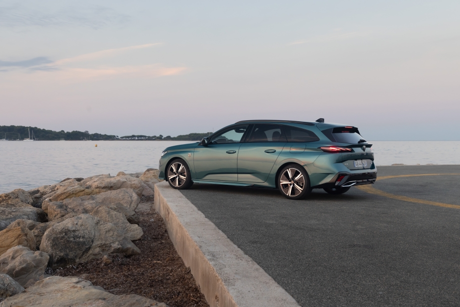 NUOVA PEUGEOT 308 SW PLUG-IN HYBRID 